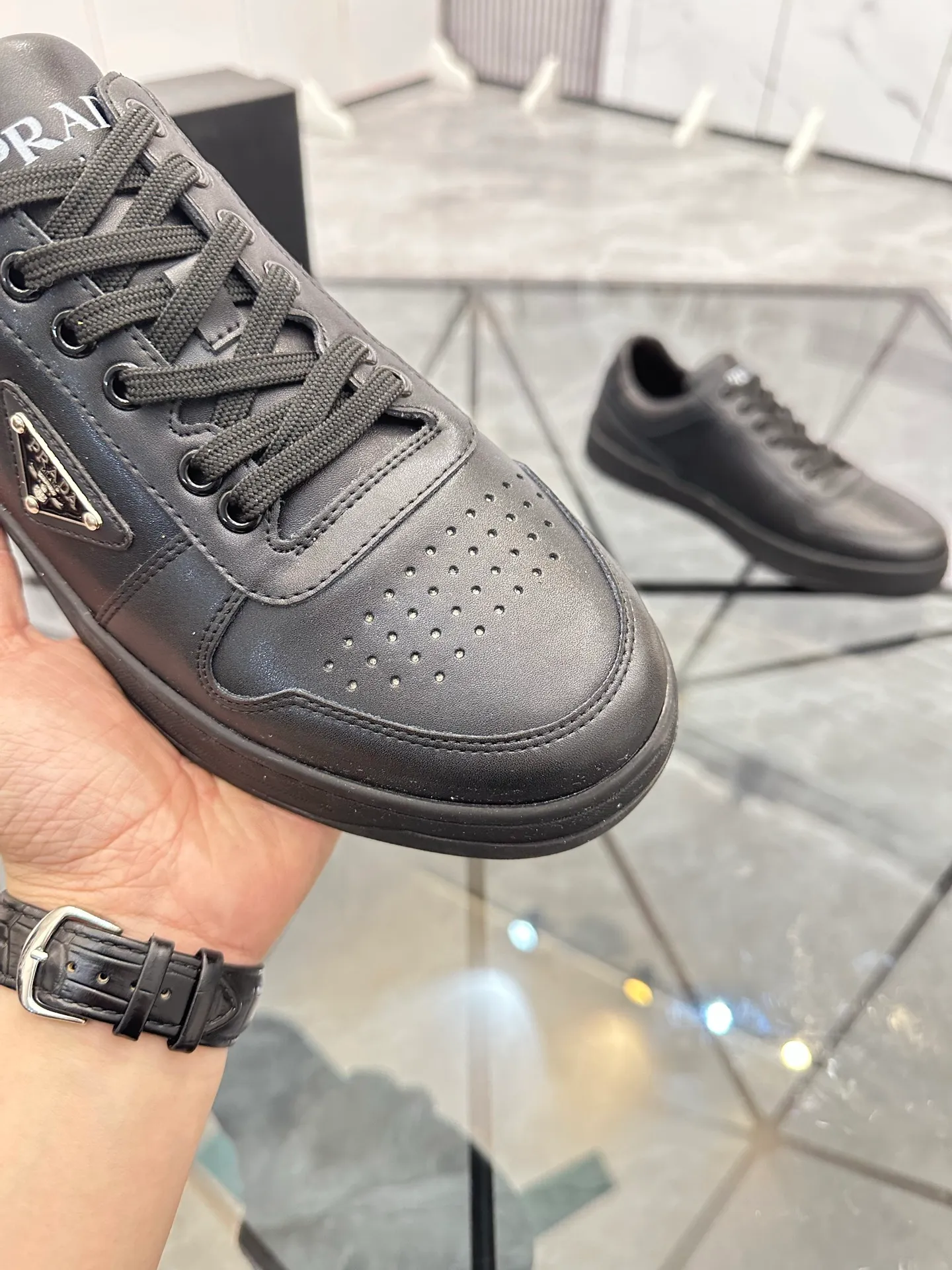 Men's shoes: 💰P400¥ Product trademark: Prada *"Prada*" low-top casual shoes Regular size: 38-44 (can be customized to 45) Product materials: imported cowhide upper, sheepskin lining, original outsole. Number: 020